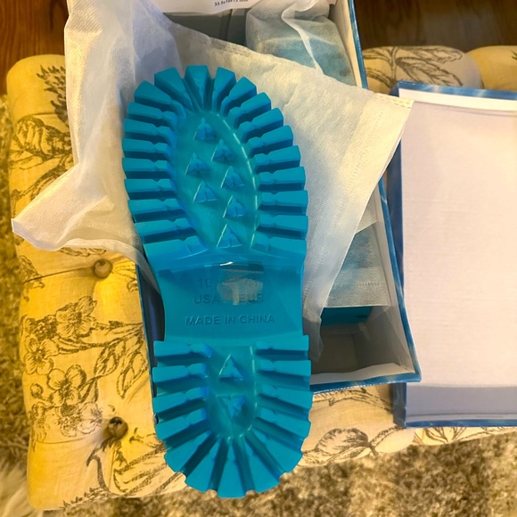 Cute slides for beach, pool, or pairing with a casual outfit - Picture 3 of 6